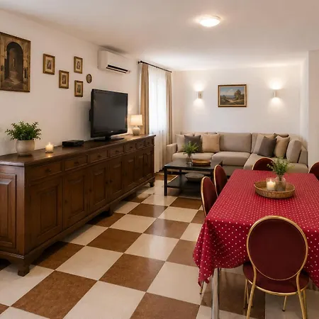 Quiet Oasis In The Heart Of Old Town- Two Kitchen,3Bath